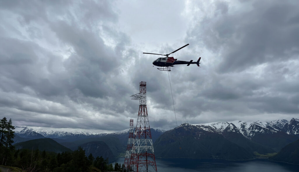 Bilde av et helikopter som driver med mastmontering