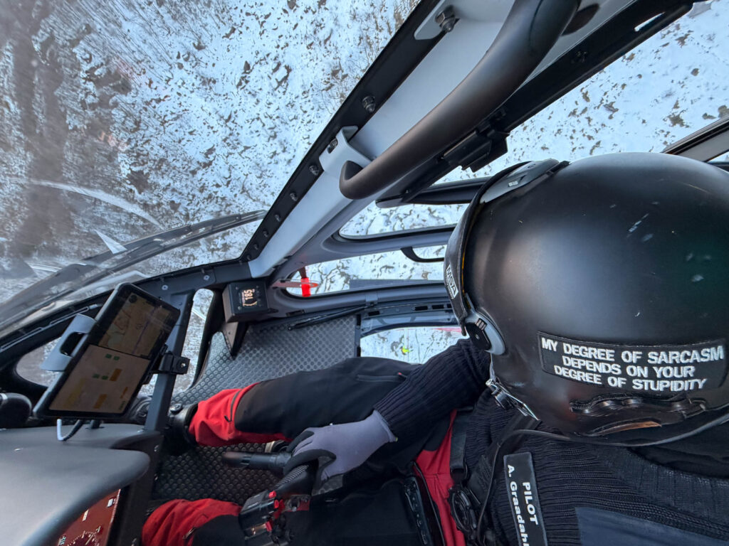 Bilde av en helikopterpilot som ser ut av vinduet