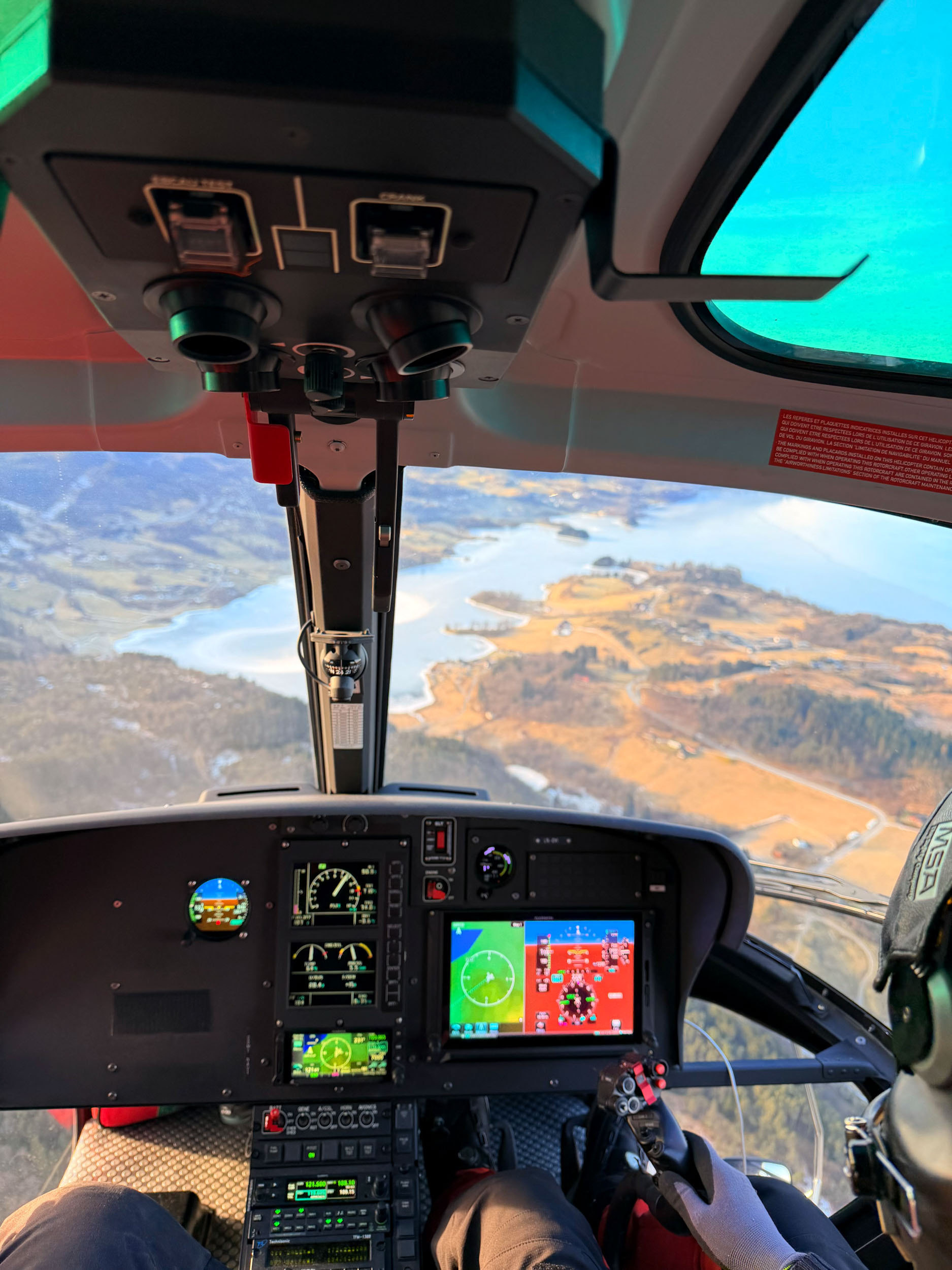 Bilde fra cockpiten i et helikopter