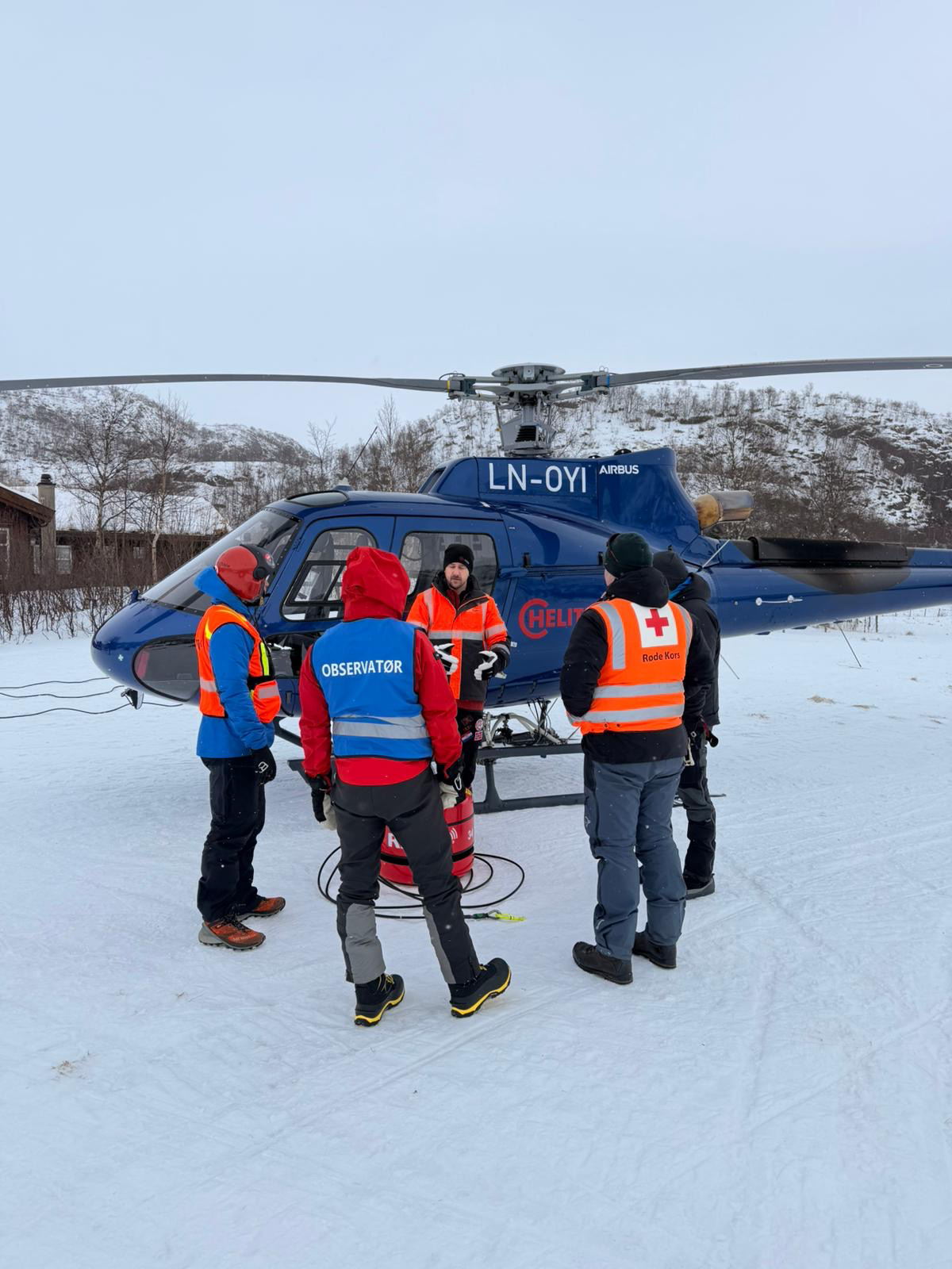 Bilde av personell som skal ut og fly helikopter