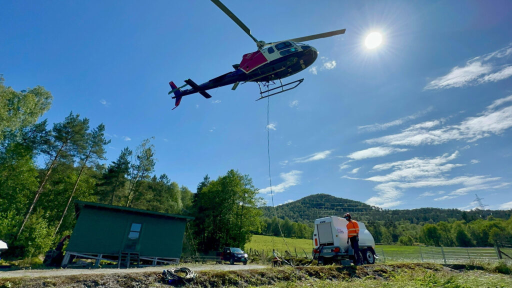 Bilde av et helikopter i sommervær