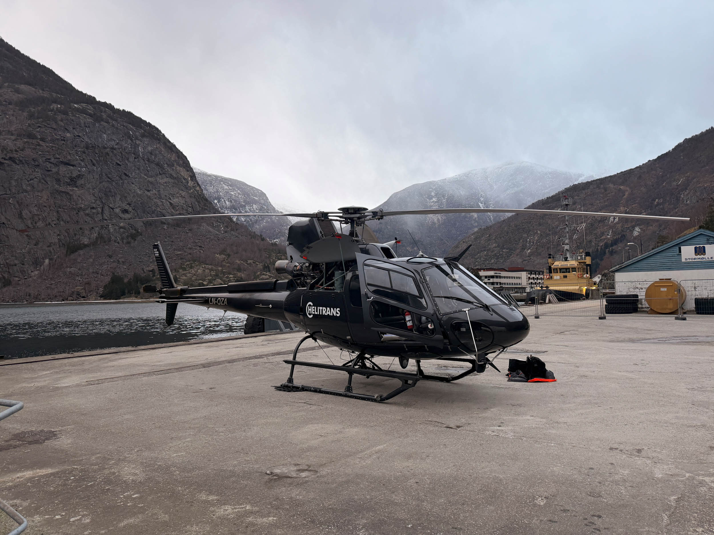 Bilde av et sort helikopter som står stasjonert