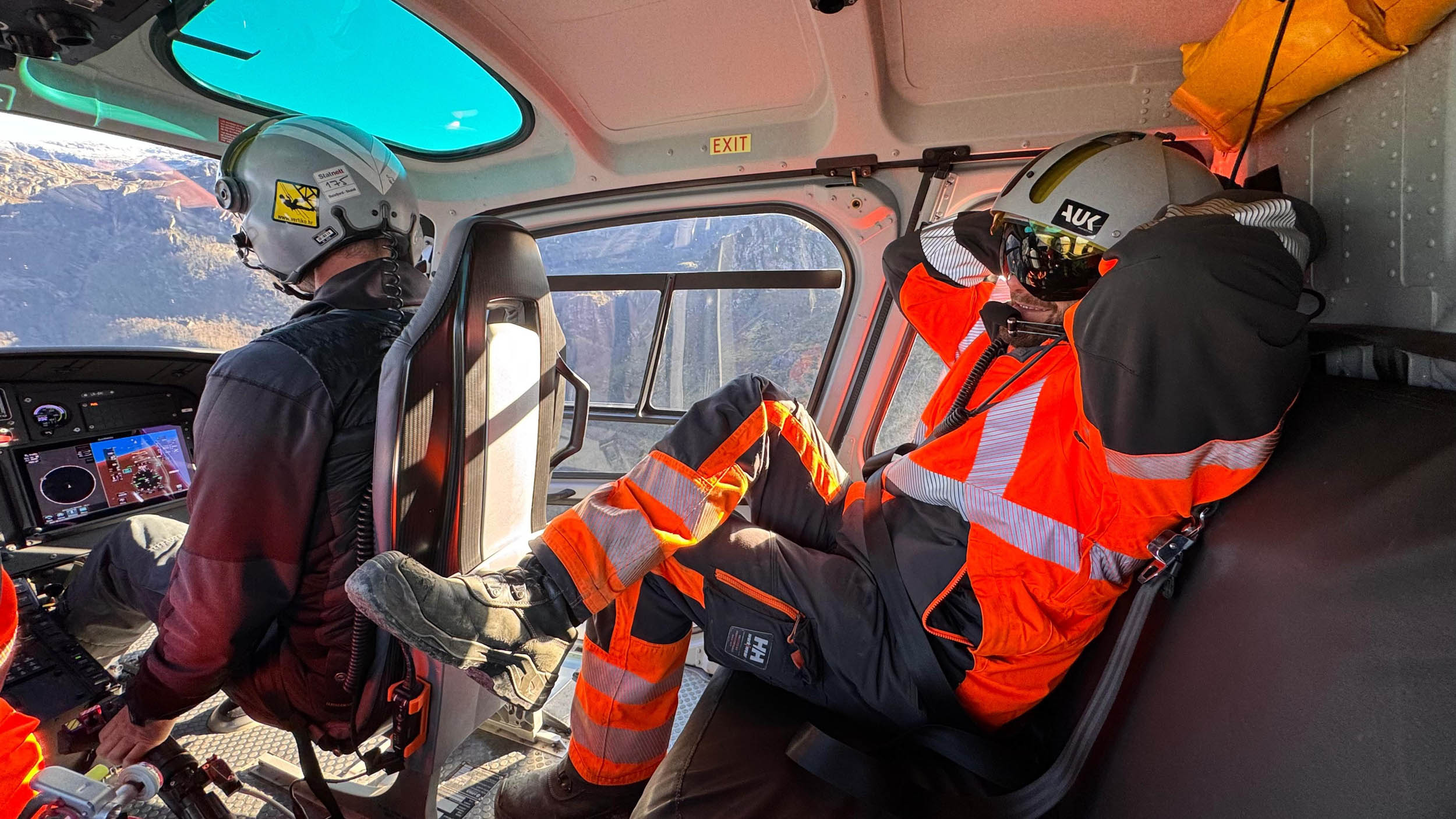 Bilde av en person som flyr personelltransport med helikopter