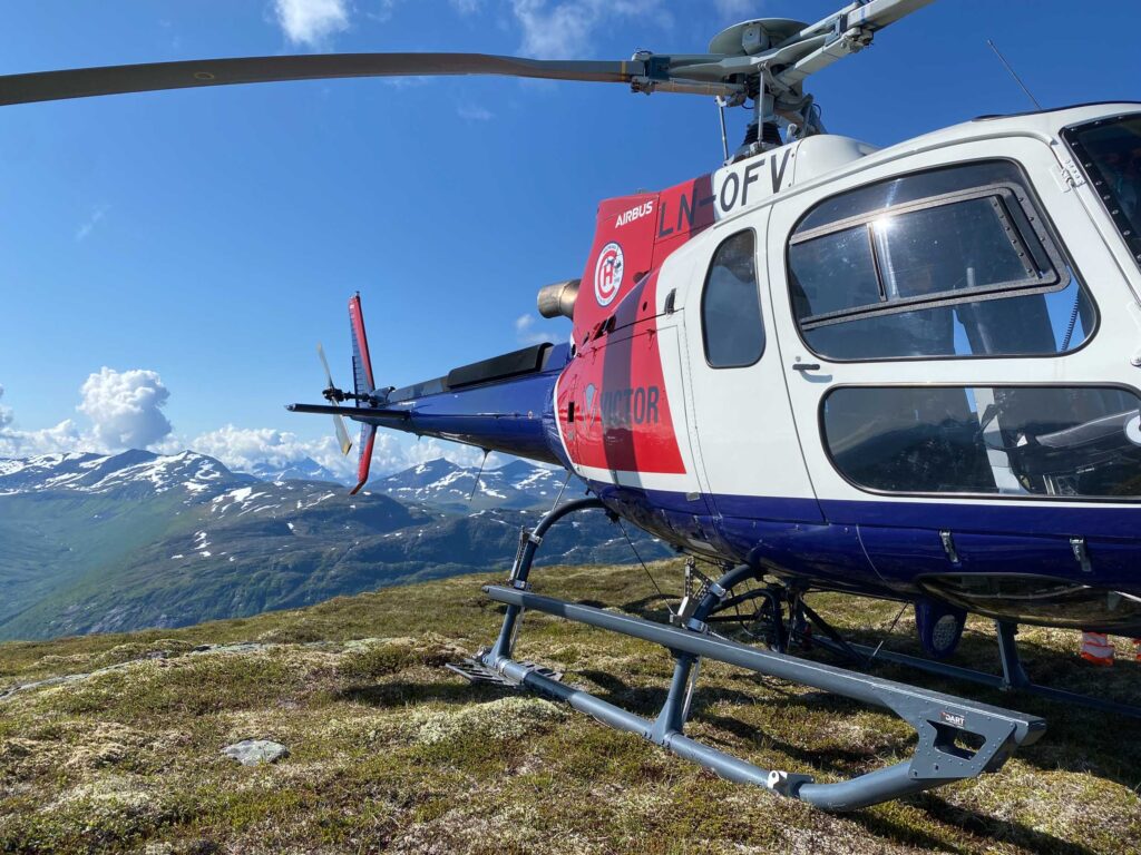 Bilde av et helikopter som står på vidda i Norge