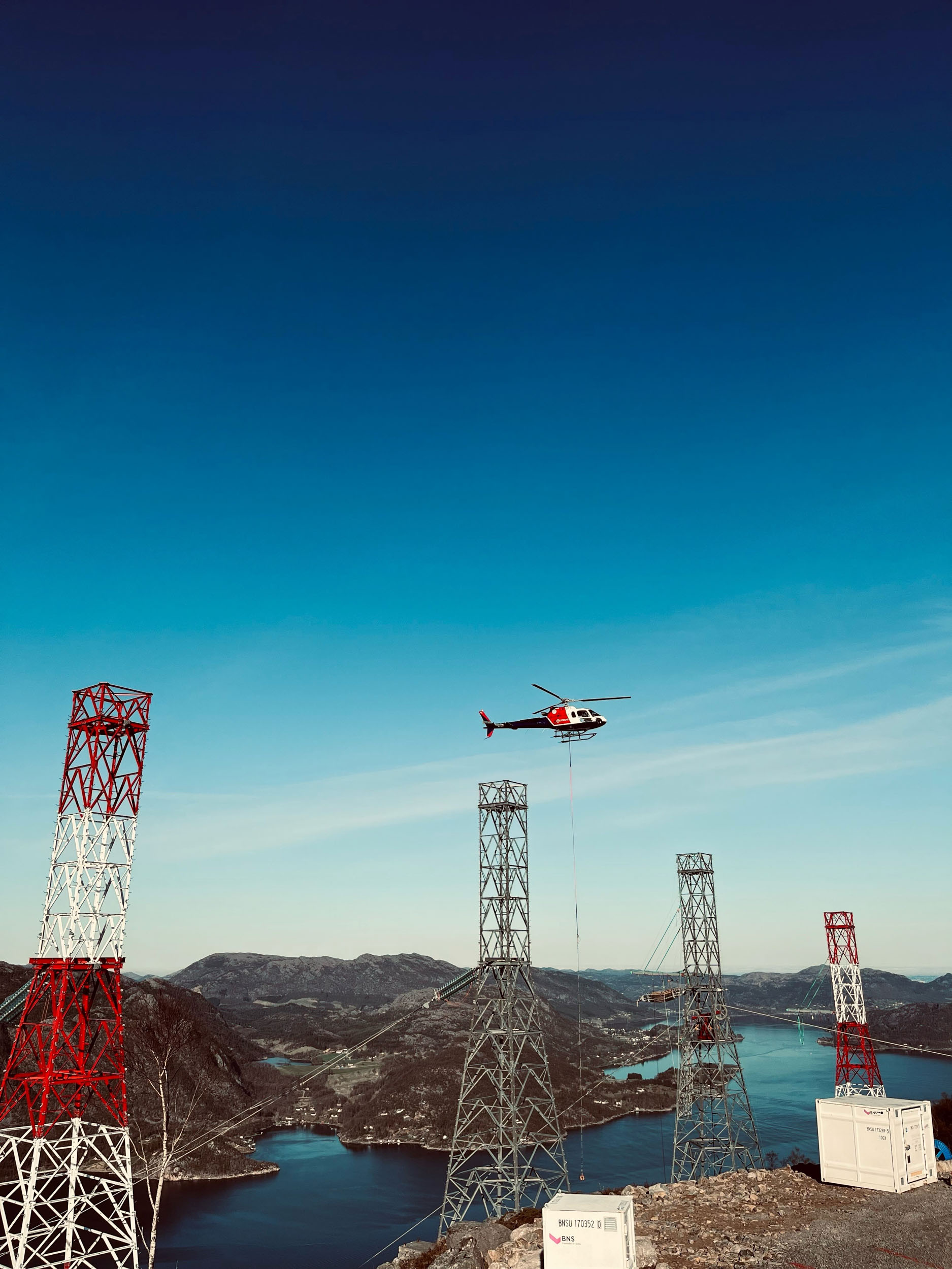 Bilde av et helikopter som driver med mastemontering