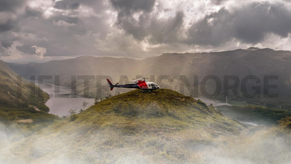 Bilde av et helikopter som står på norsk fjellhylle med teksten Helitrans Norge bak